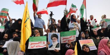 Massale menigte verzamelt zich in Teheran