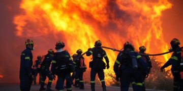 Grote bosbrand op Grieks eiland Chios leidt tot evacuaties en kritieke situatie