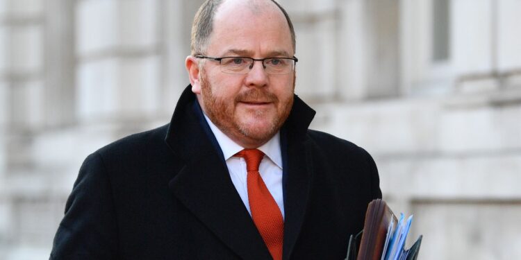 Ex-Tory minister George Freeman geschorst als handelsgezant vanwege ‘cash for questions’ beschuldigingen.