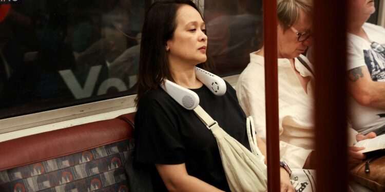 Slimme jassen en flessen bestrijden hittegolf met waterpijpen.