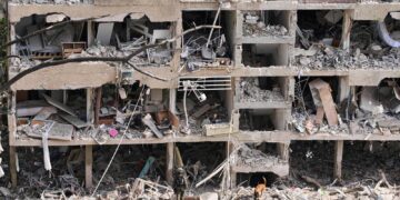 Eerste evacuatievlucht Britse burgers vertrokken uit Israël, bevestigt minister van buitenlandse zaken.