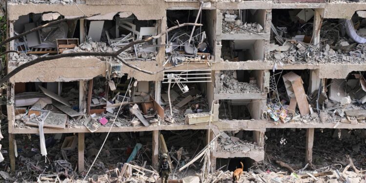 Eerste evacuatievlucht Britse burgers vertrokken uit Israël, bevestigt minister van buitenlandse zaken.