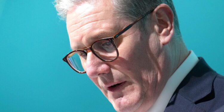 Sir Keir Starmer strijdt tegen opstand Labour MPs over welzijnsbeleid.