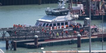 Overheid worstelt met bezuinigingen op buitenlandse hulp voor asielhotels.