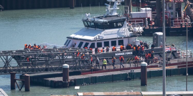 Overheid worstelt met bezuinigingen op buitenlandse hulp voor asielhotels.