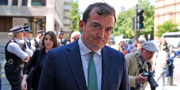 Geschorste politicus ontkent seksueel misbruik in exclusieve club