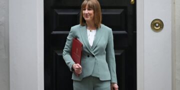 Reeves belooft £29 miljard extra voor NHS en einde aan asielhotels