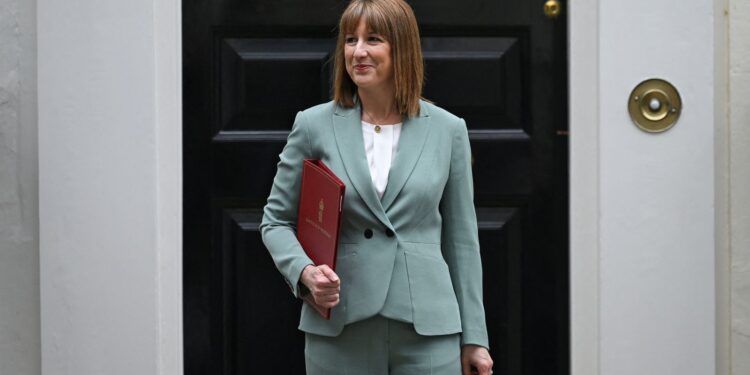 Reeves belooft £29 miljard extra voor NHS en einde aan asielhotels