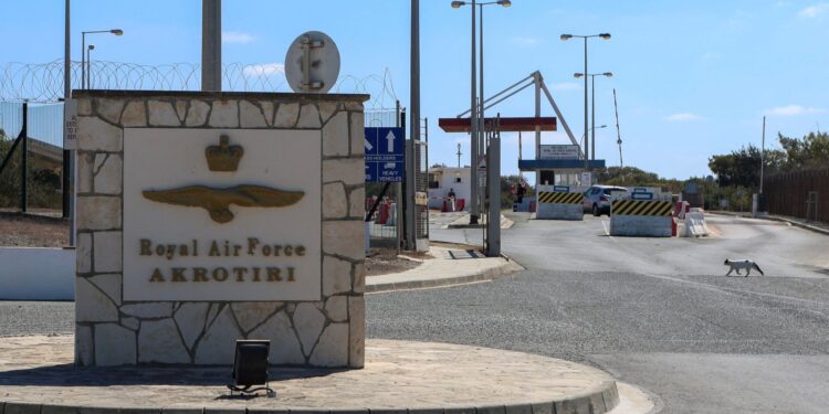 Starmer overweegt Trump gebruik Britse bases voor aanval op Iran toe te staan