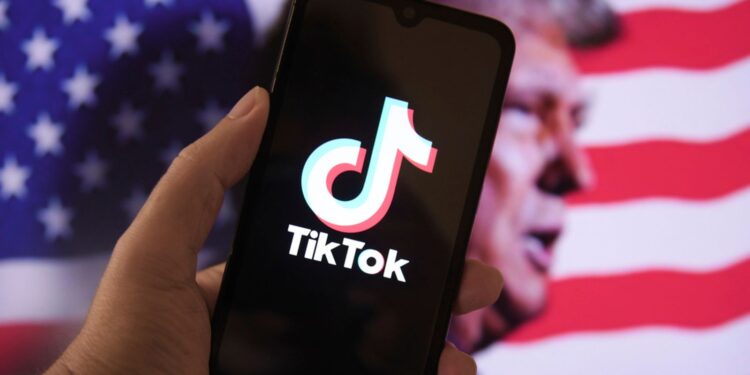 Donald Trump meldt dat ‘zeer rijke groep’ akkoord gaat met TikTok-koop in VS