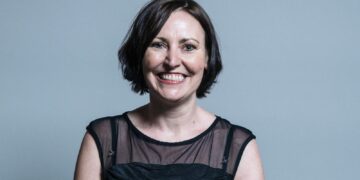 Labour MP Vicky Foxcroft stopt als regeringswoordvoerder vanwege bezuinigingen op gehandicaptenvoorzieningen.