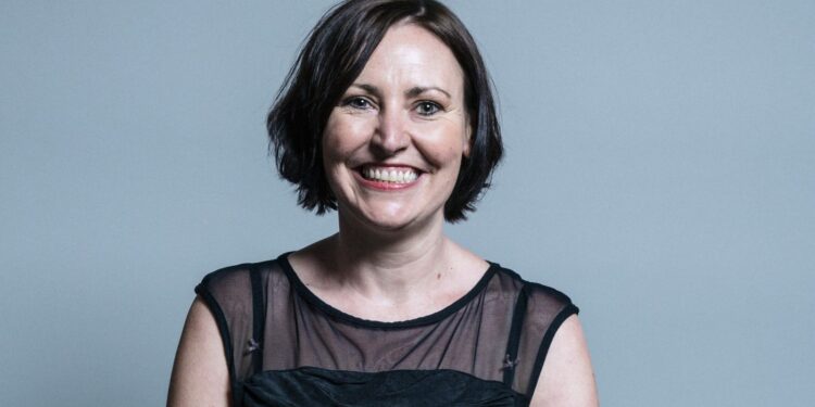 Labour MP Vicky Foxcroft stopt als regeringswoordvoerder vanwege bezuinigingen op gehandicaptenvoorzieningen.