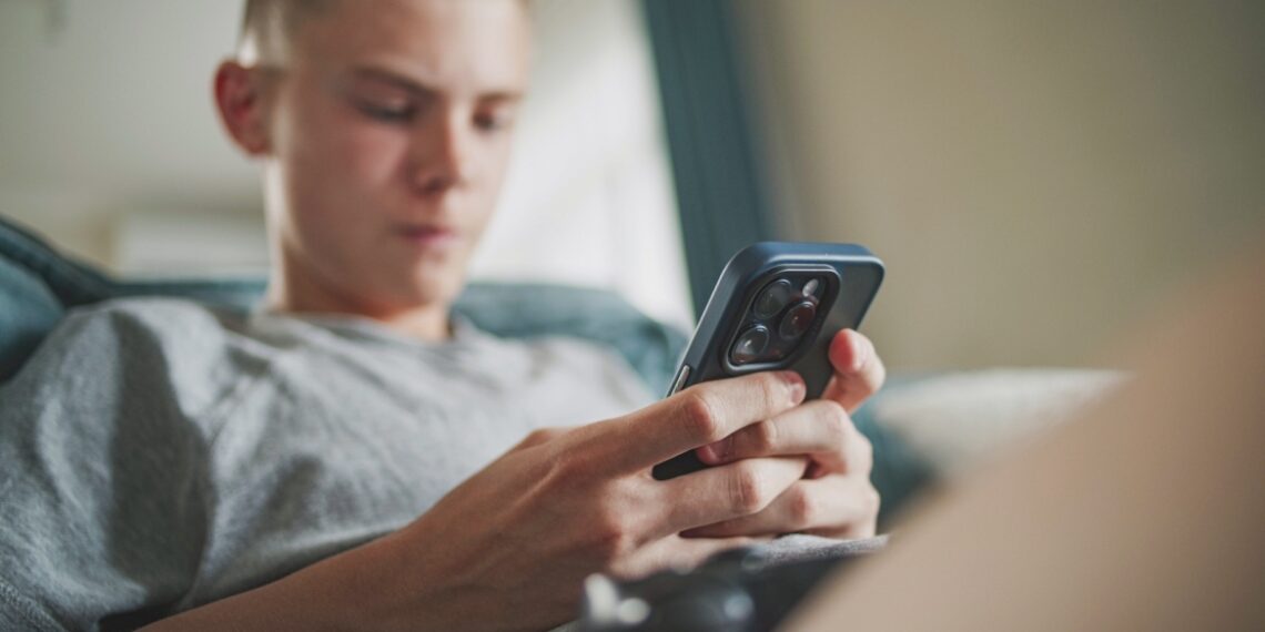 Rapport waarschuwt voor invloed sociale media op kindergezondheid
