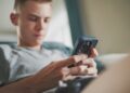 Rapport waarschuwt voor invloed sociale media op kindergezondheid