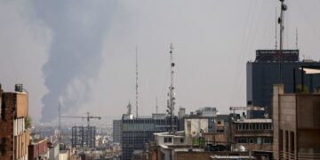 Explosies van gevangen auto’s in Teheran: nieuwsoverzicht van IRNA Bureau.