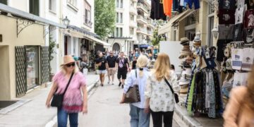 Populaire bestemmingen in de Cycladen trekken toeristen aan in de eerste maanden.
