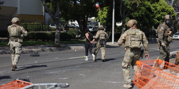 Trump’s Nationale Garde verbiedt maskers bij betaalde rellen in Los Angeles