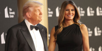 Gemengde reacties bij première: Trump en Melania begroet door Yuchahis, Cheers en Drag Queen