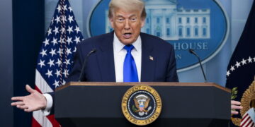 Trump dreigt met bombardement Iran, spanningen met Rusland in Oekraïne