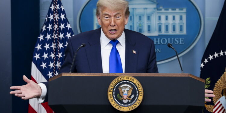 Trump dreigt met bombardement Iran, spanningen met Rusland in Oekraïne