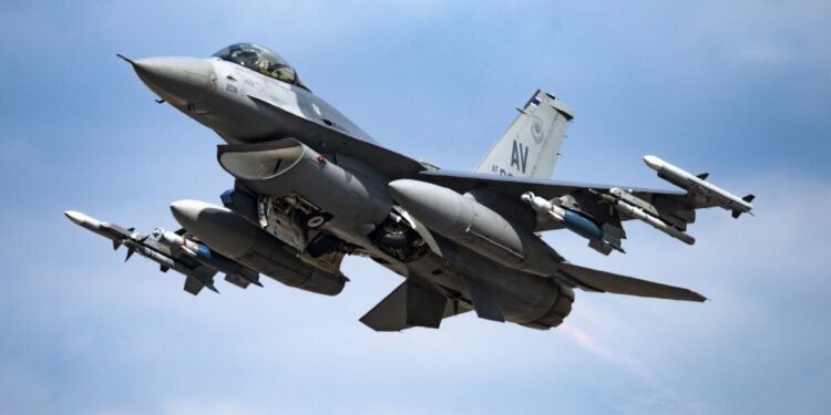 Neergestorte F-16 tijdens onderschepping Russische raketten – Piloot overleden