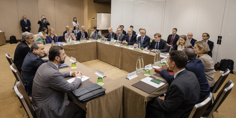 Europeanen eisen stopzetting Iran’s uraniumverrijking in Genève.