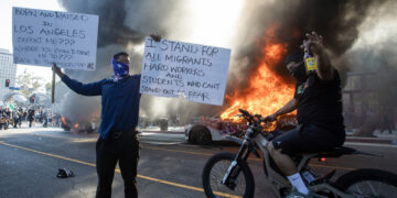 Illegale bijeenkomsten in Los Angeles leiden tot dreiging van aanklacht tegen Trump.