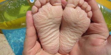 Waarom rimpelen onze vingers in water? Het antwoord ontdekt.