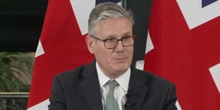 Starmer verdedigt schorsing rebelse MPs na kritiek van backbench.