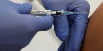 Trump stopt vervolging arts voor vernietigen coronavaccins