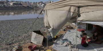 Dodelijke brand bij Gaza-hulpcentrum: 32 doden, 100 gewonden