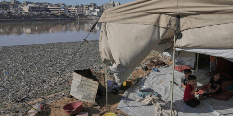 Dodelijke brand bij Gaza-hulpcentrum: 32 doden, 100 gewonden