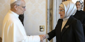 Paus bespreekt belang van Turkije voor christenen met Emine Erdogan