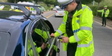 Politie begint met ademtesten op Britse luchthavens voor vakantiegangers met alcoholwaarschuwing.