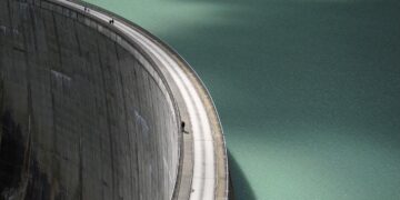 Verschuiving van aardpalen door dammen vol water wereldwijd