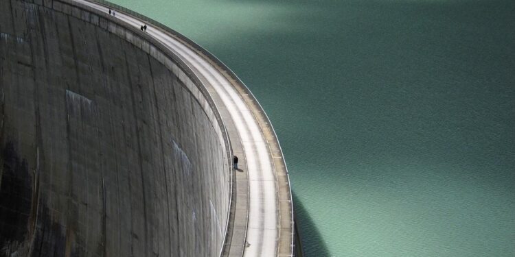 Verschuiving van aardpalen door dammen vol water wereldwijd