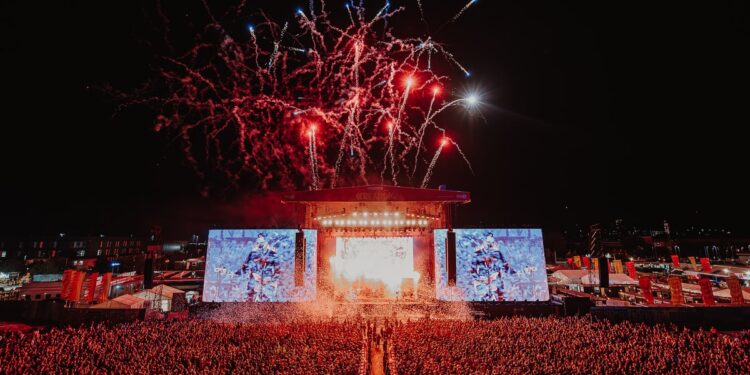 Ontdek de beste Britse muziekfestivals die bereikbaar zijn per trein