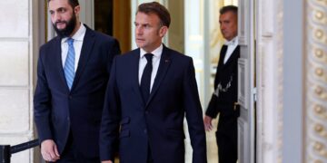 President Macron vraagt Al-Saraa om politieke dialoog en bescherming burgers in Syrië