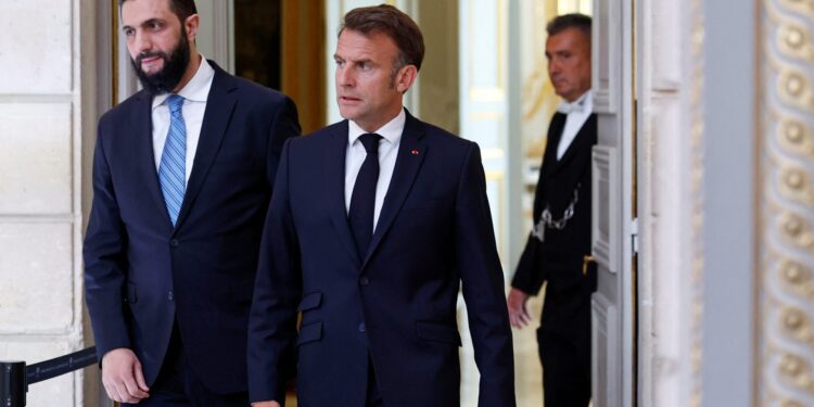 President Macron vraagt Al-Saraa om politieke dialoog en bescherming burgers in Syrië