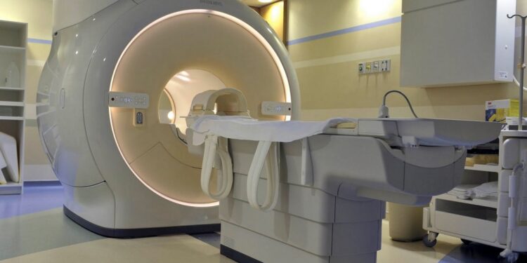 Man slikt per ongeluk 61 dollar in ketting – Magnetische tomograaf onthult het.