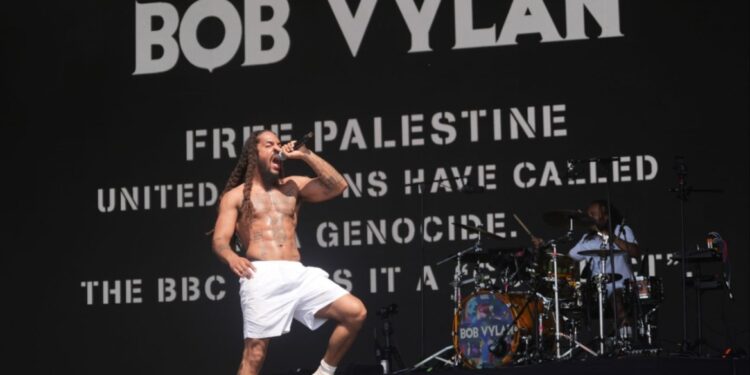 Bob Vylan pleit voor einde aan anti-IDF-slogans tijdens concert in Groot-Brittannië