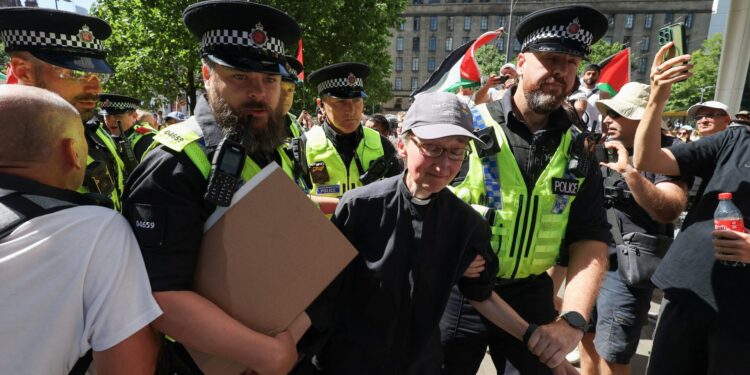 100 arrestaties bij demonstraties voor verboden Palestina-organisatie in VK