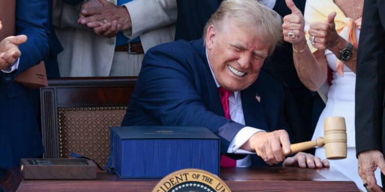 Trump activeert nieuwe verwarring met vertraagde taken en brieven vanaf 1 augustus