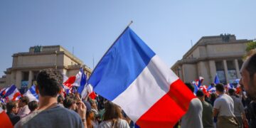 Woede in Frankrijk: Lepen dreigt met motie van censuur