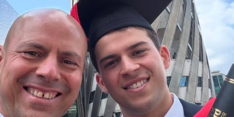 Zoon van Στέλιος Γιαννακόπουλος behaalt diploma in Engeland – Foto’s