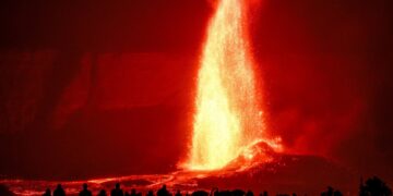 Grote “lonten” ontdekt aan rand aarde veroorzaken vulkaanuitbarstingen