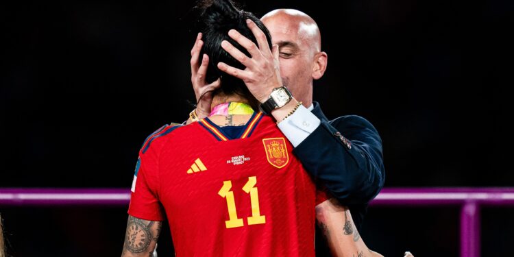 Ontbrekende ster in de documentaire van World Cup Kiss Hermoso zorgt voor ophef.