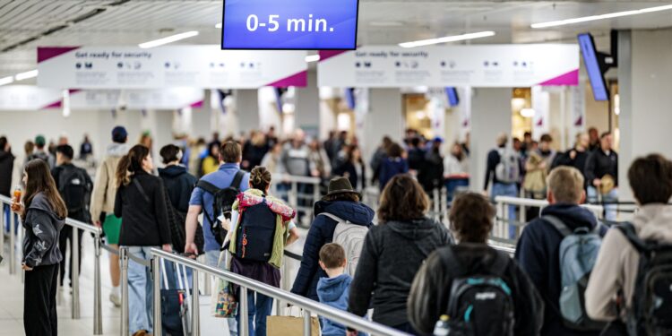 Nederlanders relaxen tijdens vakantie zonder noodpakket mee.