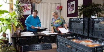 Sjaak en Clara starten voedselbank voor over-datum producten: ‘Niks mee aan de hand’
