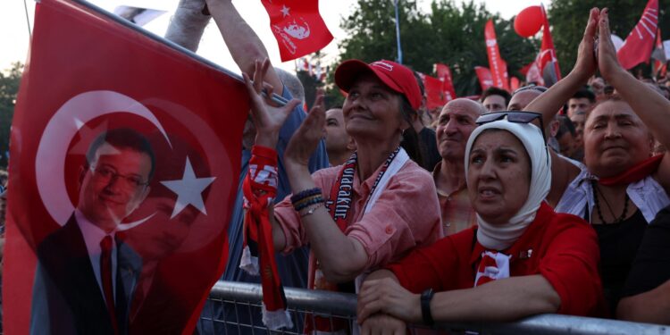 Massale steun voor Imamoglou: 42 arrestaties in Istanbul